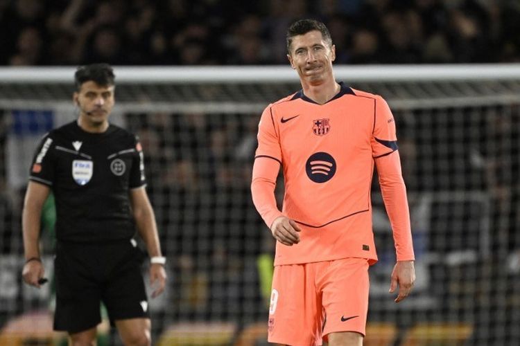 Reaksi Robert Lewandowski saat Barcelona bertandang ke markas Real Sociedad. Pasukan Hansi Flick takluk 1-2 pada laga pekan ke-20 Liga Spanyol Real Sociedad vs Barcelona, Senin (19/12/2026) dini hari WIB.