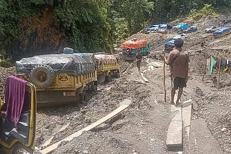 Tampak truk-truk yang terjebak di ruas Jalan Trans Papua Jayapura-Wamena, terjebak akibat kerusakan jalan, Yalimo, Papua Peguunungan