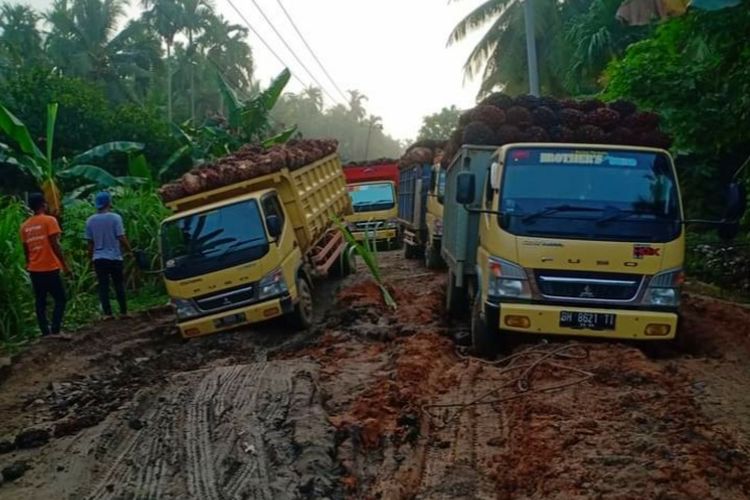 Kondisi jalan di Kecamatan Sabak Timur, Kabupaten Tanjab Timur rusak berat, mobil angkutan sawit harus terbenam sehingga menyebabkan kemacetan parah