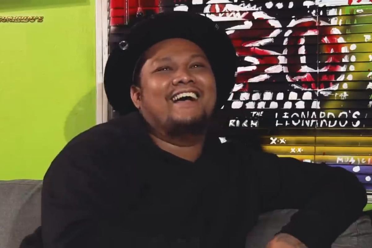 Virgoun sedang menceritakan karier solo kariernya. (Bidikan layar YouTube Onadio Leonardo). 