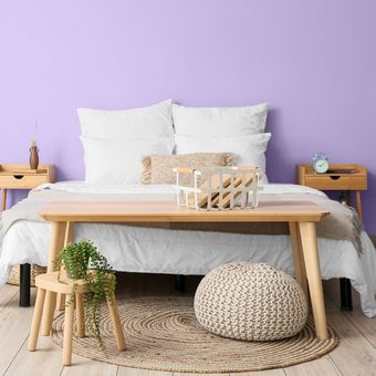 Ilustrasi kamar tidur dengan warna cat dinding lavender.
