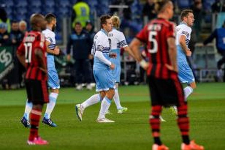 Striker Lazio, Miroslav Klose (tengah) seusai mencetak gol ke gawang AC Milan pada laga lanjutan Serie-A di Olimpico, Sabtu (24/1/2015). 