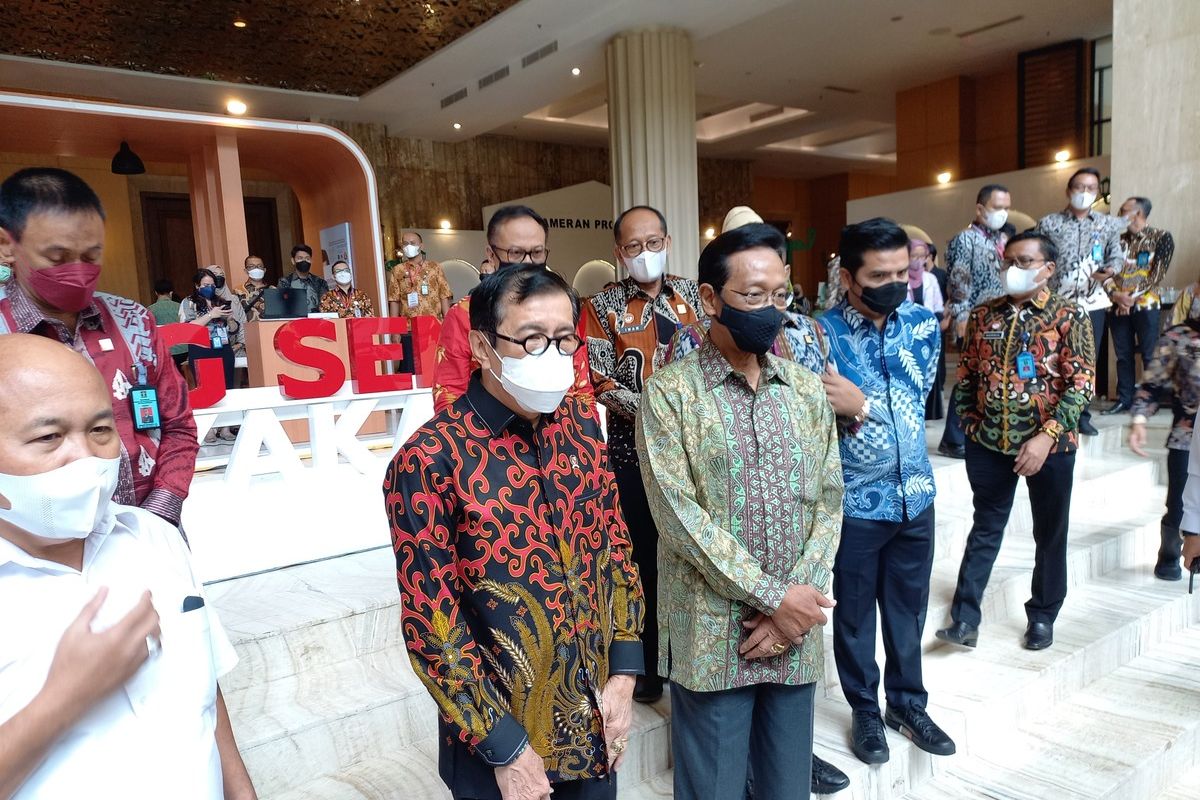 Yasona Laoly didampingi Gubernur DIY Sri Sultan HB X saat menghadiri acara seminar Hak Kekayaan Intelektual, Kamis (21/7/2022).