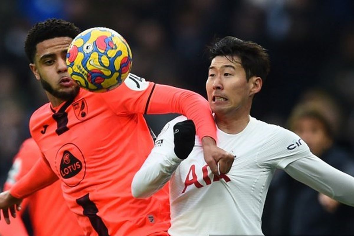 Bek Irlandia Norwich City Andrew Omobamidele (kiri) bersaing dengan striker Tottenham Hotspur asal Korea Selatan Son Heung-Min (kanan) selama pertandingan sepak bola Liga Premier Inggris antara Tottenham Hotspur dan Norwich City di Tottenham Hotspur Stadium di London, pada 5 Desember 2021.