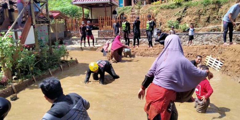 Aktivitas menangkap ikan bersama di kolam yang jadi salahsatu jualan bagi wisatawan di Desa Wisata Sindangkasih