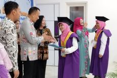 Emak-emak Pakai Toga bak Wisudawan di Cempaka Putih, Rayakan Kelulusan 