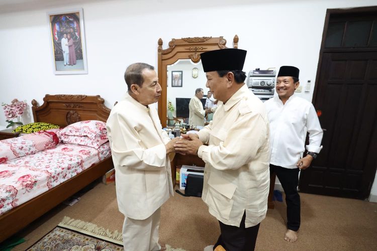 Ketua Umum Partai Gerindra Prabowo Subianto menemui ulama sekaligus anggota Dewan Pertimbangan Presiden Habib Luthfi bin Yahya di kediaman Lutfi, Pekalongan, Kamis (5/5/2022) malam dalam rangka silaturahmi Idul Fitri.