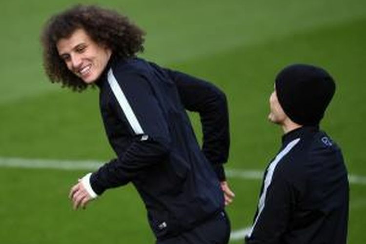 Bek Paris Saint-Germain David Luiz (kiri) mengikuti sesi latihan tim di Saint-Germain-en-Laye, Senin (16/2/2015).