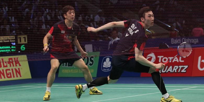Pasangan ganda putara Korea Selatan, Lee Yong-dae/Yoo Yeon-seong, mengembalikan kok dari pasangan Indonesia, Angga Pratama/Ricky Karanda Suwardi, pada babak pertama BCA Indonesia Open Superseries Premier 2016 di Istora Gelora Bung Karno, Senayan, Jakarta, Rabu (1/6/2016).