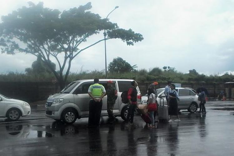 Personil gabungan pengamanan PT Angkasa Pura 1 dan personil TNI AU merazia mobil rental dan taksi ilegal yang beroperasi di Bandara Internasional Sultan Hasanuddin, Makassar, Senin (23/1/2017).