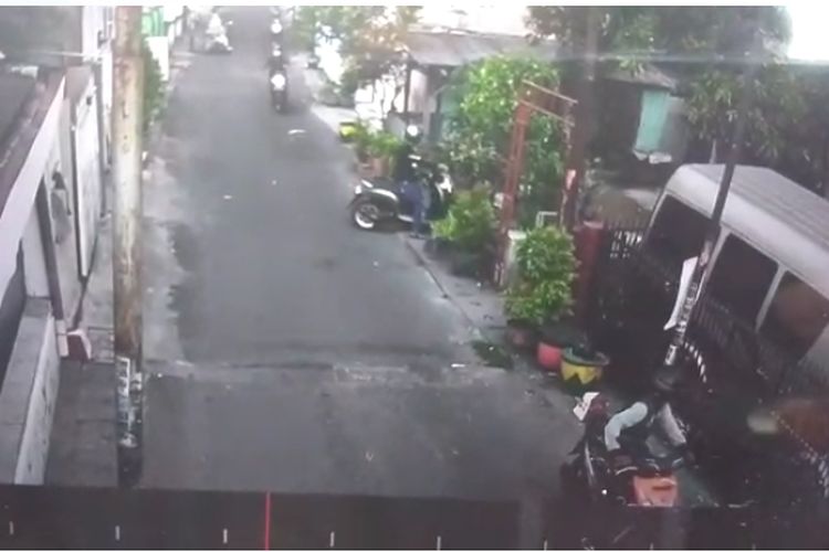 Tangkapan layar rekaman CCTV yang merekam detik-detik pencurian motor di lingkungan Sinoman, Kecamatan Prajuritkulon, Kota Mojokerto, Jawa Timur.