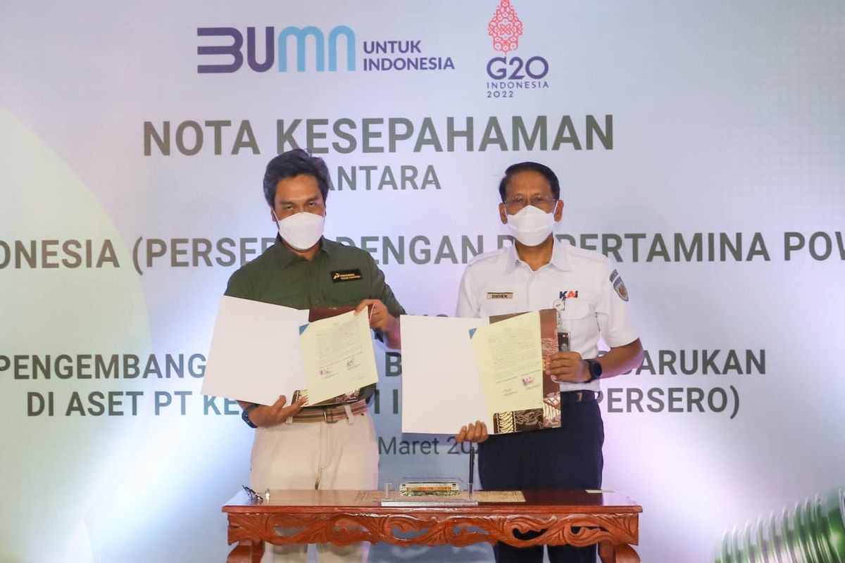 Direktur Utama KAI Didiek Hartantyo dan Chief Executive Officer Pertamina NRE Dannif Danusaputro menandatangani Nota Kesepahaman (MoU) dengan Pertamina NRE tentang Pengembangan Energi Baru Terbarukan (EBT) di Aset KAI.