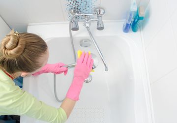Cara Membersihkan Bathtub Pakai Cuka dan Sabun Cuci Piring