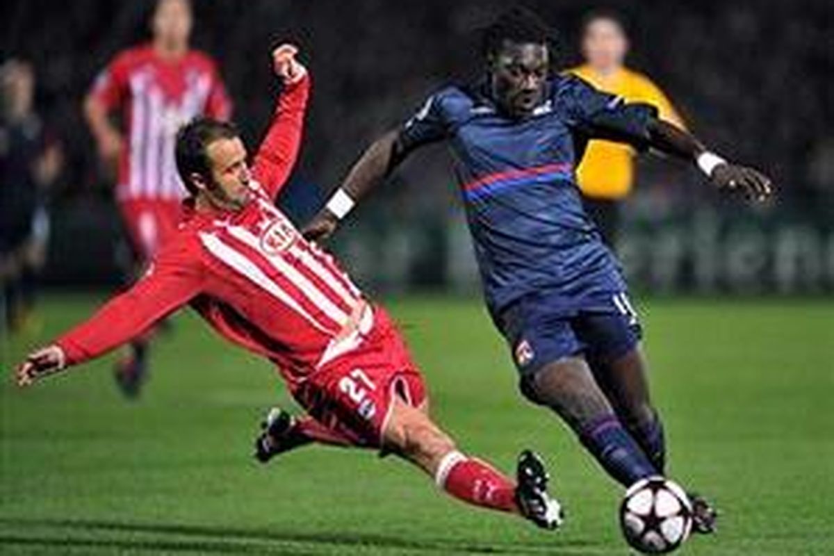   Bek Bordeaux, Marc Planus (kiri), berebut bola dengan striker Olympique Lyon, Bafetimbi Gomis, pada leg kedua perempat final Liga Champions di Stadion Chaban Delmas, Bordeaux, Rabu (7/4/2010).