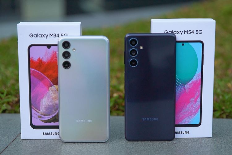 Samsung Galaxy M34 5G varian warna Silver dan M54 5G varian warna Dark Blue