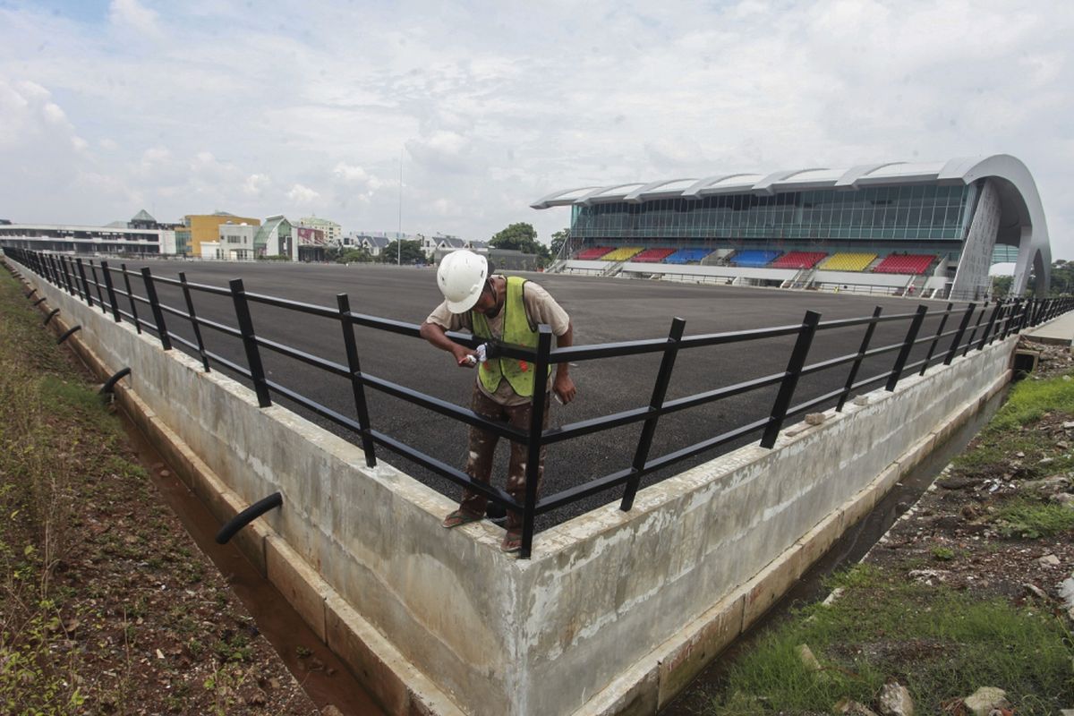 Pekerja menyelesaikan pembangunan arena Pacuan Kuda atau Equestrian di Jakarta Internasional Equestrian Park Pulomas (JIEPP), Pulomas, Jakarta, Kamis (8/3). Arena pacuan kuda yang pengerjaannya dilakukan sejak 2016 itu saat ini pembangunannya sudah 90 persen dan masuk tahap finishing dan dipastikan siap digunakan untuk Asian Games 2018.  ANTARA FOTO/Muhammad Adimaja/ama/18