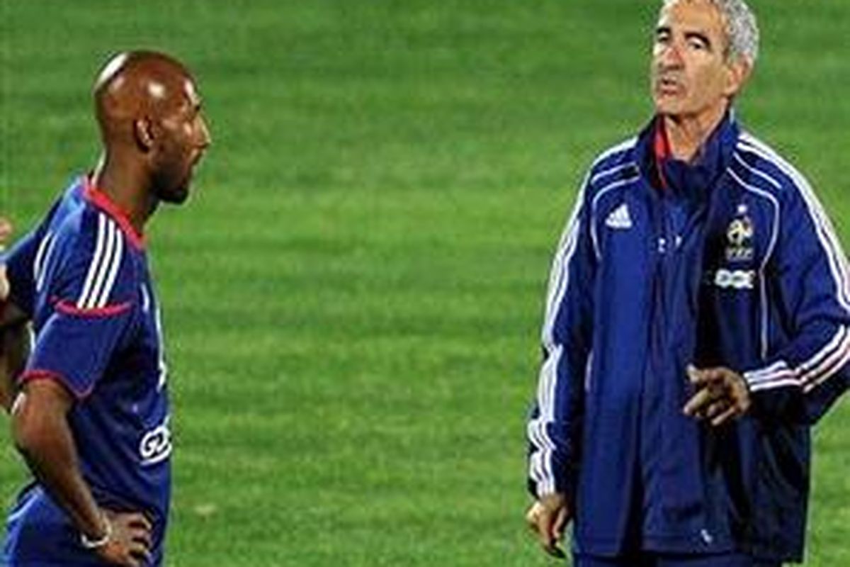Penyerang Perancis, Nicolas Anelka (kiri), dan Raymond Domenech.