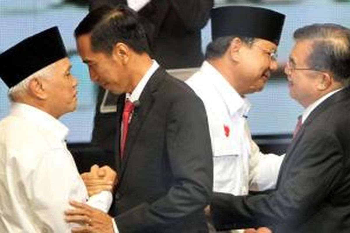 Pasangan capres dan cawapres, Prabowo-Hatta dan Jokowi-JK bersalaman saat acara debat di Jakarta Selatan, Senin (9/6/2014). Debat akan dilakukan sebanyak lima kali selama masa kampanye. 