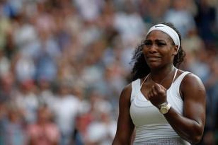 Petenis Amerika Serikat Serena Williams berselebrasi usai memukul petenis Inggris Heather Watson dalan tunggal putri Wimbledon 2015 di All England Tennis Club, Wimbledon, London, 3 Juli 2015. Williams menang 6-4, 4-6, 7-5.