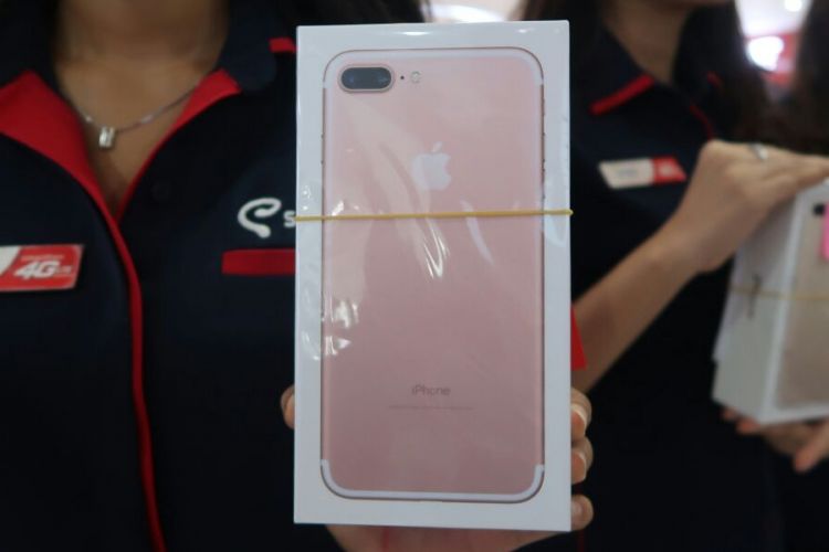 Smartfren menggelar penjualan perdana iPhone 7 di galeri Smartfren Sabang, Jumat (31/3/2017).