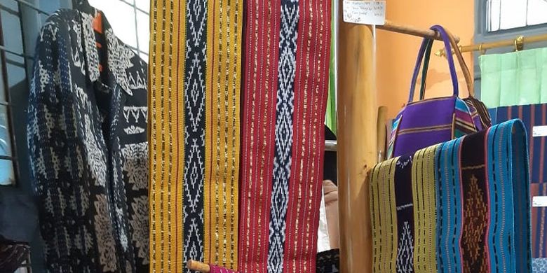 Aneka kain tenun ikat di Galeri Sonya Tenun di kota Maumere, Kabupaten Sikka, Flores, Nusa Tenggara Timur, Kamis (9/5/2019).