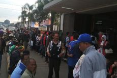 H-1, Pembeli Tiket KA di Stasiun Bandung Antre sampai ke Jalan Raya