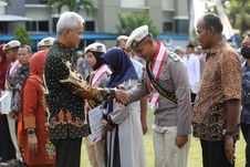 Penjaga Makam Ini Bangga, Anaknya Jadi Lulusan Terbaik SMKN Jateng hingga Bisa Kuliah di UI