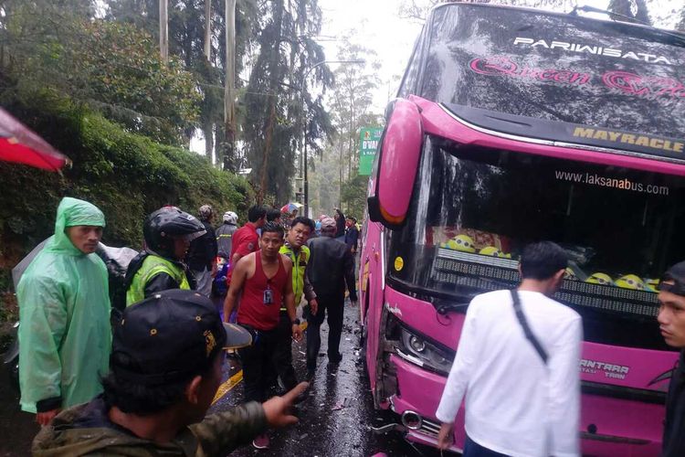 Diduga oleng saat akan menyusul motor, sebua mini bus menghantam bus pariwisata di Jalan Raya Patengan - Rancabali Kampung Cigadog, Desa Alam Endah tepatnya di depan pintu masuk Wisata Awana Resort, pada Sabtu (3/12/2022). Kejadian tersebut sempat ramai di sosial media terutama Instagram.