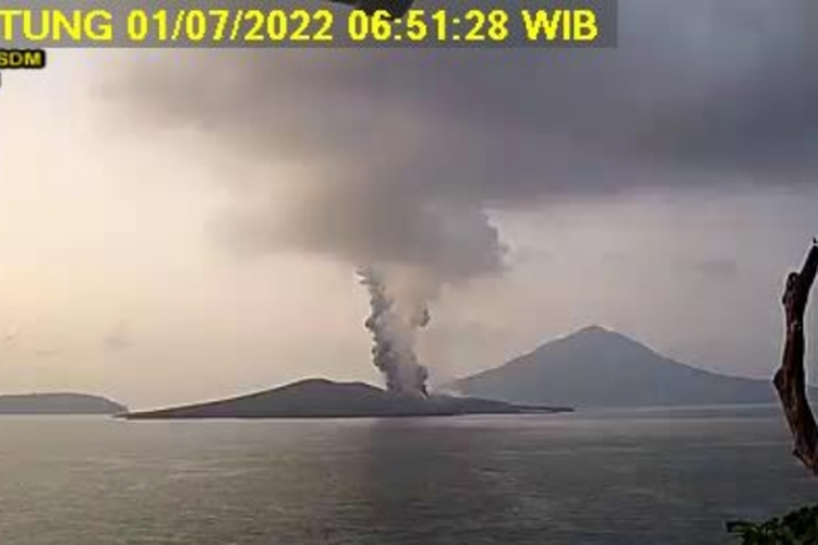Erupsi Gunung Anak Krakatau pada Jumat (1/7/2022).