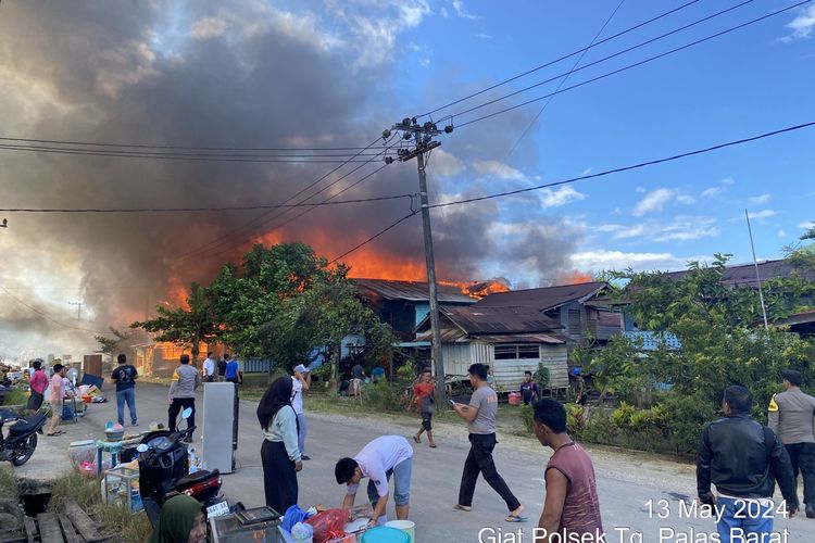 Kebakaran pemukiman padat penduduk di Desa Long Beluah, Bulungan Kaltara, Senin (13/5/2024)