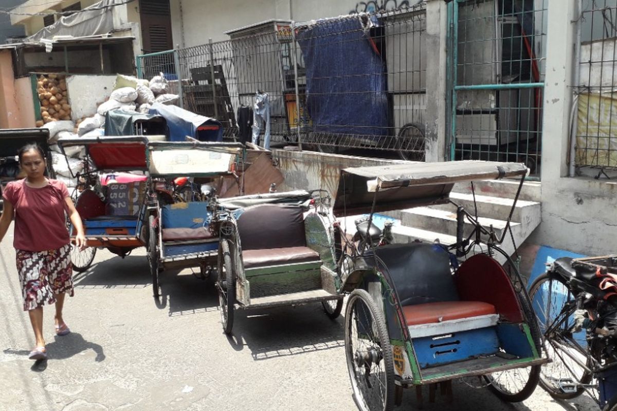 Deretan becak parkir di selter becak di kawasan Teluk Gong, Jakarta Utara, Senin (8/10/2018).