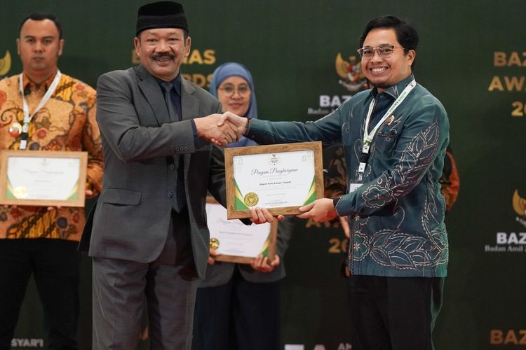 Bupati Hulu Sungai Tengah (HST) Aulia Oktafiandi saat menerima penghargaan Baznas Award 2024 kategori Kepala Daerah Pendukung Pengelolaan Zakat Terbaik dari Ketua Baznas RI Noor Achmad. Penyerahan ini disaksikan secara langsung oleh Menteri Agama (Menag) Yaqut Cholil Qoumas, di Hotel Bidakara Jakarta, Kamis (29/2/2024).