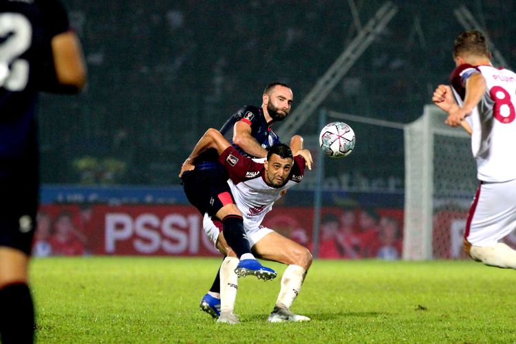 Pemain Arema FC Sergio Silva berebut bola dengan pemain PSM Makassar Everton Mendoca saat pertandingan babak penyisihan Grup D Piala Presiden 2022 yang berakhir dengan skor 0-1 di Stadion Kanjuruhan Kepanjen Kabupaten Malang, Sabtu (11/6/2022) malam.