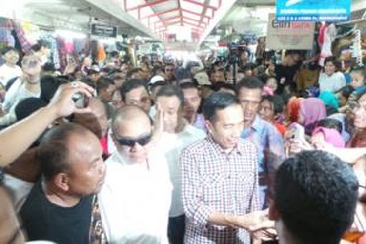 Jokowi saat blusukan di Pasar tradisional Beringharjo, Jalan Malioboro, Yogyakarta, dalam rangka safari politiknya, Senin (2/6/2014) siang.
