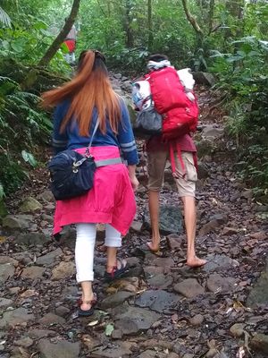 Pendaki yang nyeker saat mendaki Gunung Pangrango, Jawa Barat.