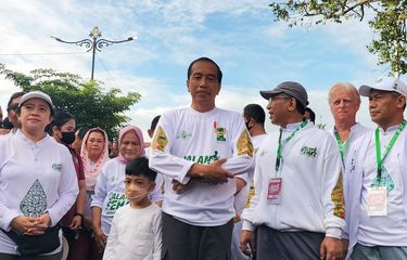 Presiden Joko Widodo (Jokowi) dengan Ibu Iriana Jokowi dan Jan Ethes Srinarenda mengikuti Jalan Sehat peringatan Hari Lahir (Harlah) Satu Abad di Kota Solo, Jawa Tengah, Minggu (22/1/2023).