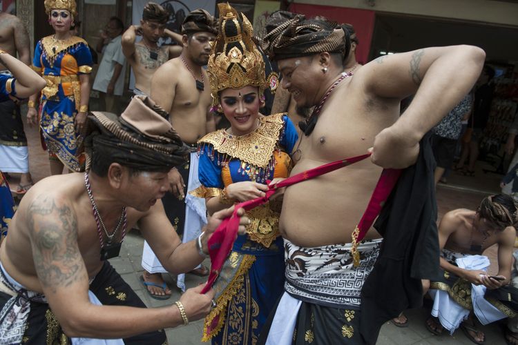 Sejumlah narapidana memeriksa pakaian tari menjelang pentas kesenian di Taman Budaya Denpasar, Jumat (7/7/2017). 