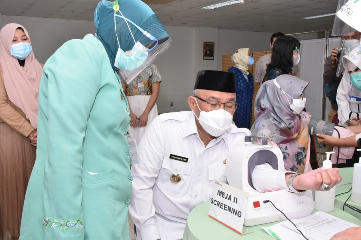 Wali Kota Depok Mohammad Idris sedang menjalani pemeriksaan tensi darah sebelum menjalani vaksinasi Covid-19 pada Rabu (10/3/2021).