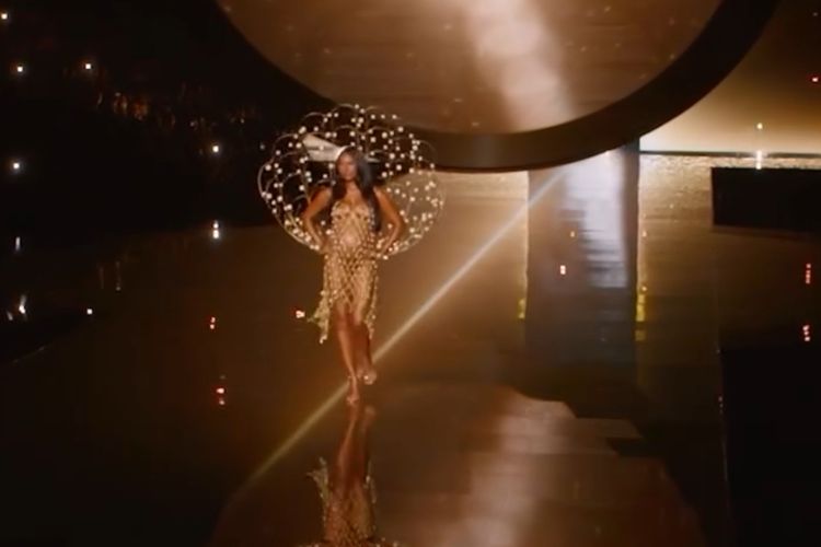 Jasmine Tookes di Victoria?s Secret Fashion Show 2025: