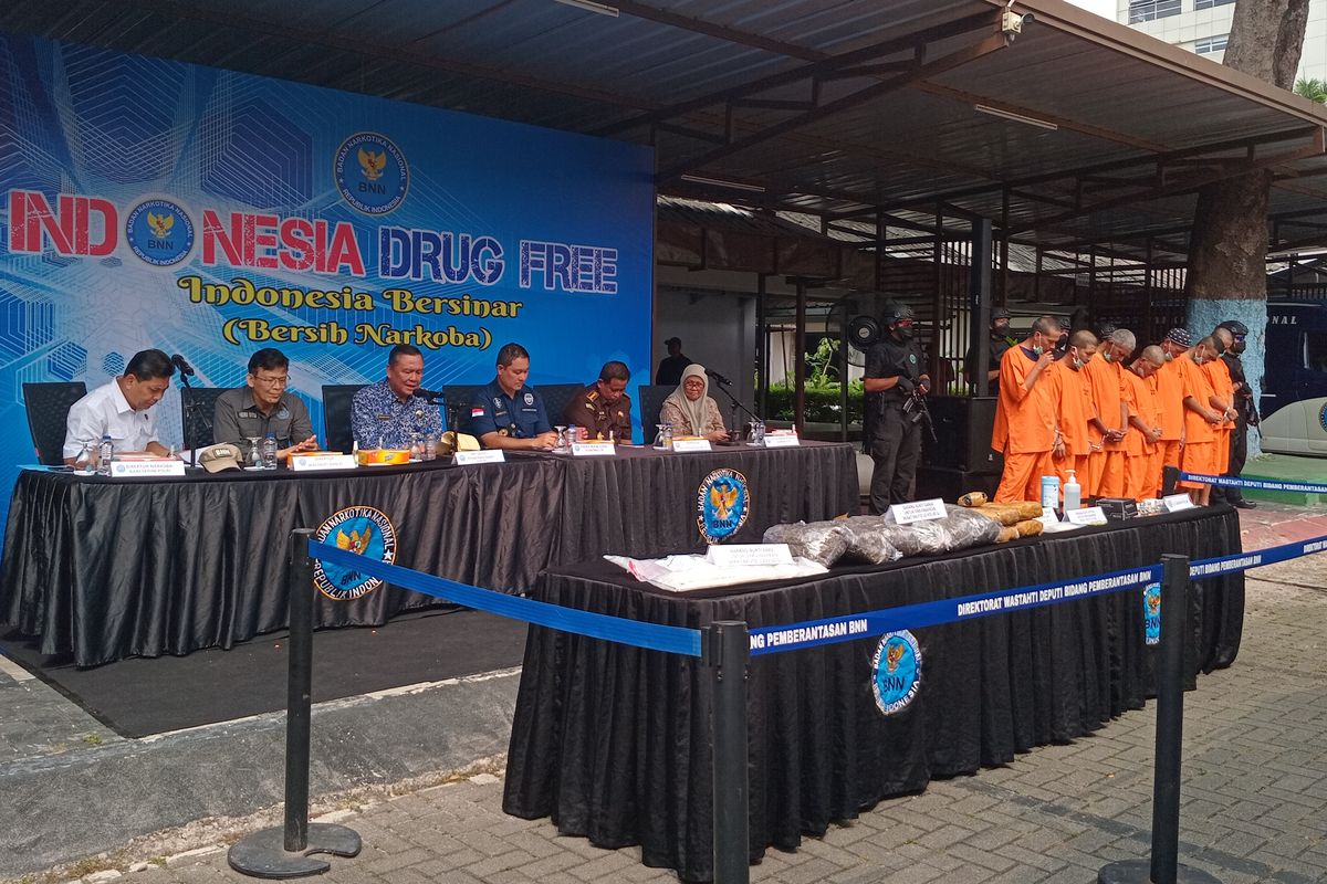 Badan Narkotika Nasional Republik Indonesia (BNN RI) mengungkap lima kasus tindak pidana narkotika yang melibatkan tujuh tersangka di lapangan parkir Gedung BNN, Selasa (21/5/2024).