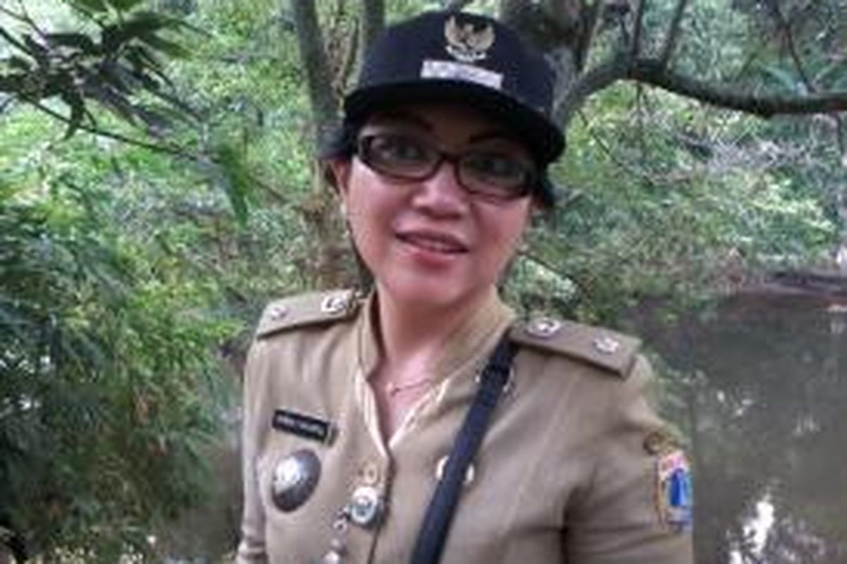 Lurah Lenteng Agung, Susan Jasmine Zulkifli saat 'blusukan' di bantaran Kali Ciliwung, di RT 012 RW 02 Kelurahan Lenteng Agung Jakarta Selatan.