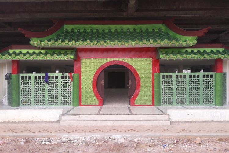 Tampak samping masjid Babah Alun, masjid bergaya oriental yang berada di kolong Tol Pelabuhan, Warakas, Jakarta Utara.