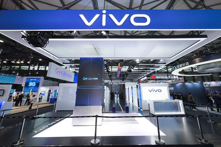 Vivo memamerkan inovasi teknologi rancangan mereka di sebuah pameran teknologi internasional.