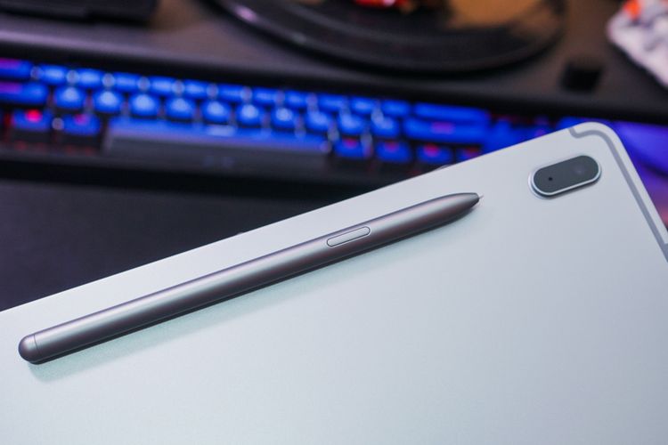 S Pen bisa ditempelkan di area punggung Galaxy Tab S7 FE 5G yang bermagnet