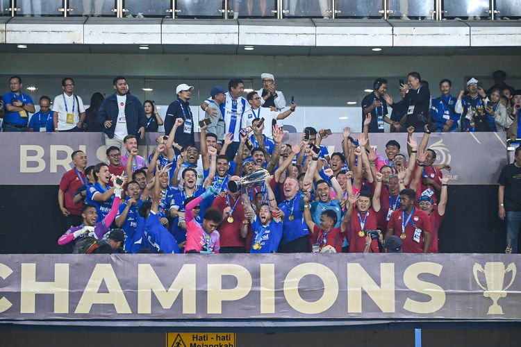 Momen selebrasi juara Persib Bandung. Persib jadi juara Super League 2025-2026 usai bermain imbang 0-0 dengan Persijap Jepara pada laga pekan ke-34 di Stadion Gelora Bandung Lautan Api, Sabtu (23/5/2026).