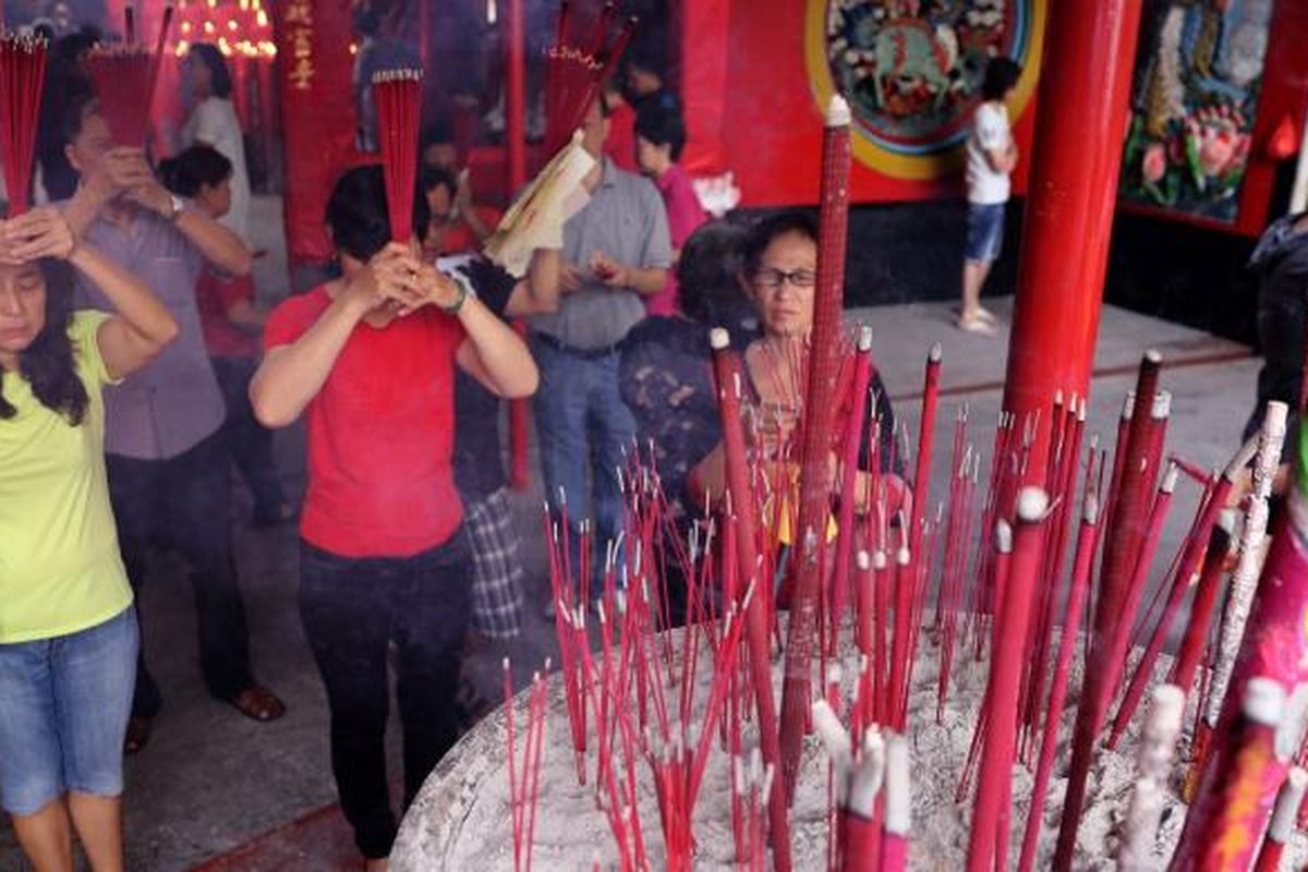 Warga keturunan Tionghoa berdoa di Kelenteng Kim Tek Ie atau Vihara Dharma Bakti, Glodok, kawasan Petak Sembilan, Jakarta Barat, Sabtu (28/1/2017). Warga keturunan Tionghoa melakukan sembahyang sebagai ungkapan syukur merayakan Tahun Baru Imlek 2568 dengan Shio pada imlek tahun ini adalah Ayam Api.