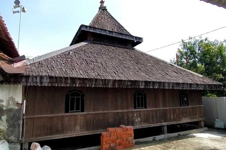 Masjid Bondan, di Jalan Sapuangin, Desa Bondan, Kecamatan Sukagumiwang, Kabupaten Indramayu, Jawa Barat pada Minggu (25/3/2023). Masjid ini memiliki bahan dan bentuk bangunan yang unik, dan menjadi pusat penyebaran agama Islam pada abad 13 silam
