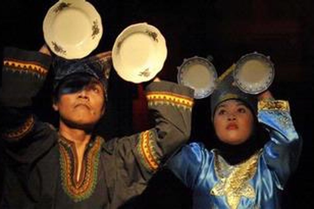 Penari membawakan tari piring pada pembukaan Pameran Foto Pacu Jawi dari Kabupaten Tanah Datar, Sumatera Barat, di Bentara Budaya Jakarta, Kamis (20/9/2012). Tari piring merupakan tari khas sebagai wujud rasa syukur atas hasil panen para petani di Minangkabau.  
