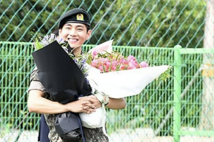 Selesai Jalani Wajib Militer, V BTS Janji Segera Kembali pada Penggemar