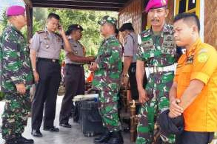 Terlihat, tim SAR gabungan berada di lokasi bencana untuk melakukan pencarian dan evakuasi korban banjir bandang dan longsor Sibolangit, Senin (16/5/2016)